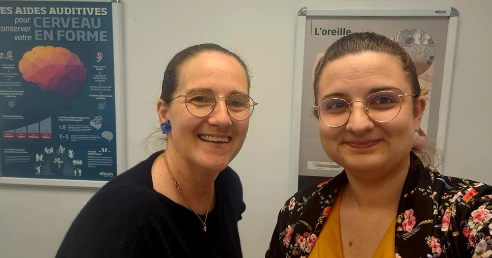 Magali et Camille, collaboratrices du centre de correction auditive Hert à Brumath, accueillent et accompagnent les patients pour leur suivi auditif personnalisé.