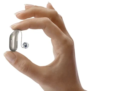 Appareil auditif Oticon discret et intra-auriculaire, conçu pour un confort optimal et une audition naturelle au quotidien